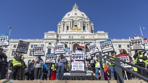 Proteste masive împotriva lui Trump. Sute de mii de oameni au ieşit pe străzi în SUA şi Europa, înfuriaţi de noile tarife: "Jos mâinile de pe democraţie"