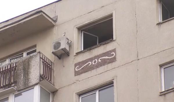 Bătrână de 74 de ani, găsită moartă în apartamentul ei din Bucureşti. Zăcea în bucătărie, acoperită de un morman de haine