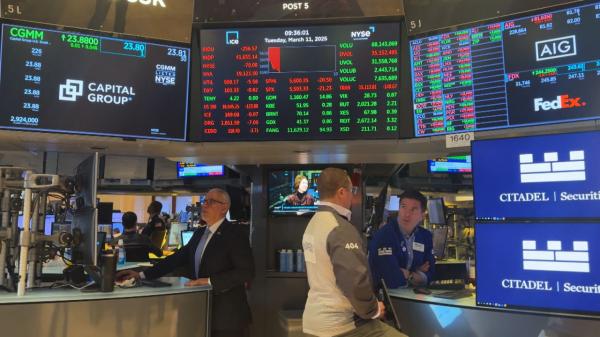 Milioane de euro s-au evaporat de pe burse după taxele vamale impuse de Trump. Unda de şoc s-a resimţit şi la Bucureşti