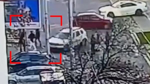 Momentul în care un băiat de 17 ani e lovit intenţionat cu maşina, în Sectorul 3. De ce s-ar fi certat cu şoferul