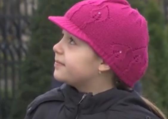 Singurul lucru pe care şi-l doreşte Erica, îngerul cu inima bolnavă, este să se joace ca un copil normal. Mama, bolnavă şi ea, cere ajutor