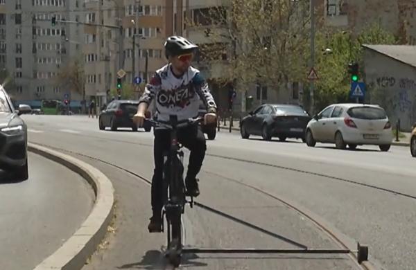 Bicicleta-tramvai, invenţia unor tineri din Bucureşti, a pus pe gânduri Poliţia Română. Ce spun poliţiştii despre bicicleta de pe şine