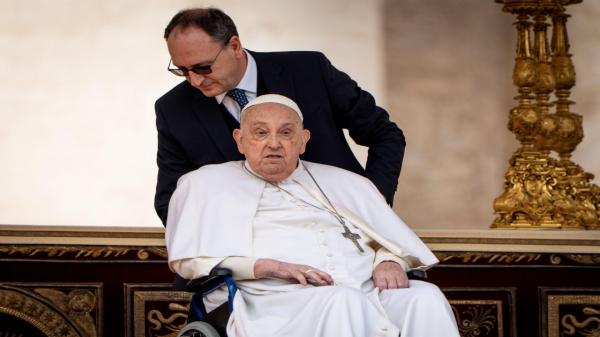Papa Francis, scurtă apariţie la slujba de Florii de la Vatican. Mesajul pe care l-a transmis credincioşilor din scaunul cu rotile