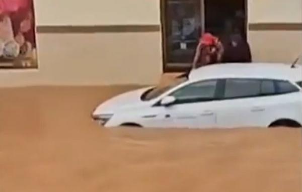 Inundaţii devastatoare în Spania. Ploile torenţiale au transformat străzile din Tenerife în râuri
