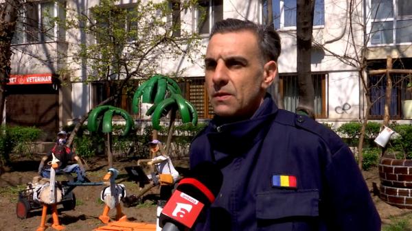 Cum a reuşit un constănţean să transforme grădina năpădită de buruieni a unui bloc, într-un loc magic