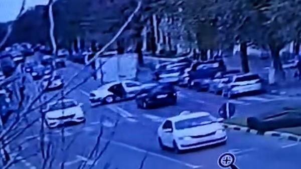 Șofer scăpat de sub control la Tecuci. A distrus 5 mașini și a fost încătușat după ce a devenit agresiv cu polițiștii