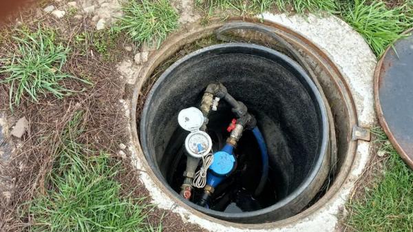 Filmul tragediei din Botoşani, unde un bătrân a fost ucis de propriul fiu, din greşeală, în timp ce citea apometrele