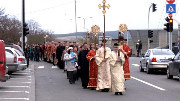 Drumul Crucii, purtat cu sufletul în Săptămâna Mare: sute de credincioși au străbătut străzile din Blaj în procesiunea emoționantă