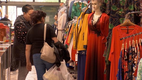 În goana după cadourile de Paşte cu buzunarele tot mai goale. Cât sunt dispuși unii români să cheltuiască pentru haine, ca dar de Iepuraș