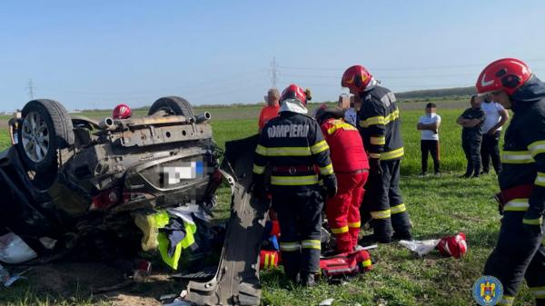 Grav accident în Racovița. Un bărbat a fost resuscitat la fața locului și transportat cu elicopterul SMURD la spital, după ce s-a răsturnat cu maşina