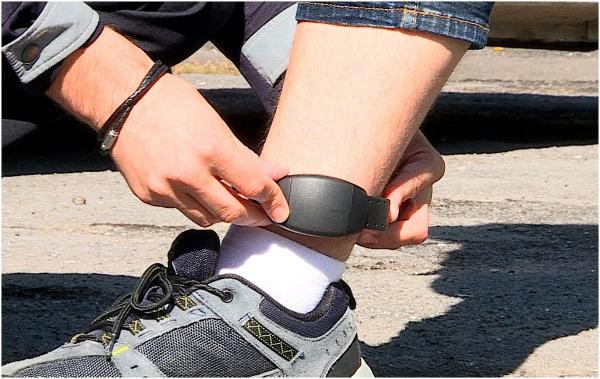 Un băcăuan a vândut telefonul cu care era urmărită brățara de monitorizare. Avea cod, dar i-a promis clientului că se rezolvă la service