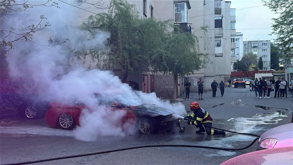 Un BMW a luat foc din senin, în parcarea unui bloc din Slatina. Flăcările ar fi izbucnit de la un scurtcircuit