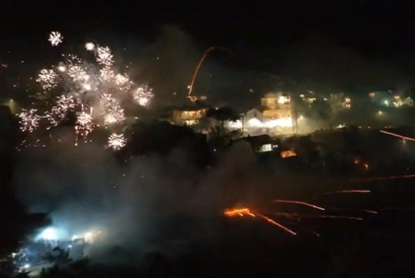 Obiceiul vechi de sute de ani cu care au grecii au atras mii de turişti români, de Paşte: două parohii s-au bombardat cu mii de artificii