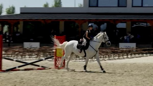 Cursurile de echitaţie, distracţia preferată de cei mici în a doua zi de Paşte. Cât au plătit părinţii pentru 15 minute