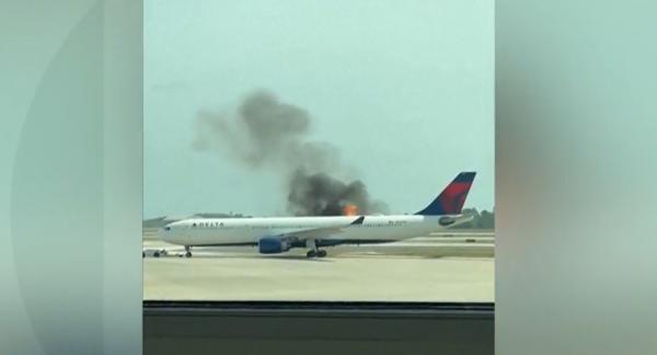 Un avion cu 300 de oameni la bord a luat foc chiar înainte să decoleze, pe un aeroport din Florida. Flăcările au izbucnit la motor