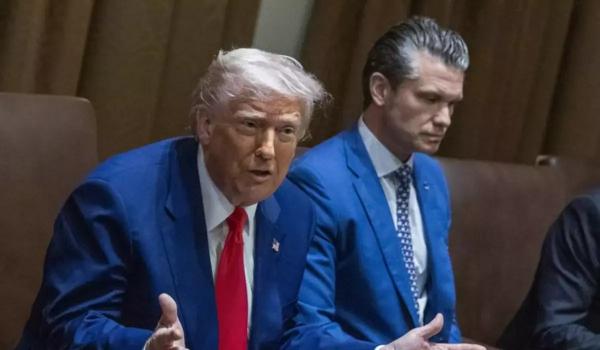 Trump continuă să-l susţină pe Pete Hegseth, după ce șeful Pentagonului a trimis soției și fratelui său planuri secrete
