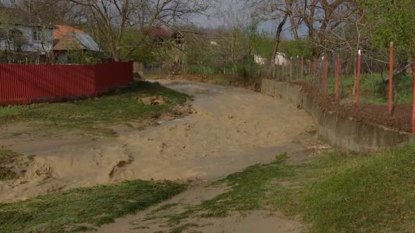 Jumătate de ţară intră sub cod galben de furtuni. Vor cădea cantităţi mari de apă care pot duce la inundaţii