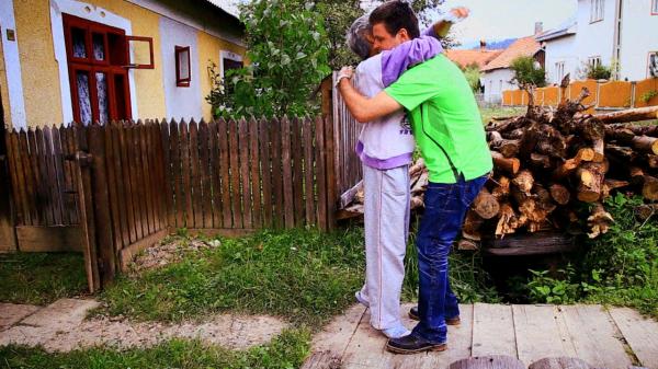 "M-au mințit că a murit la naștere". Poveștile sfâșietoare ale părinților care încă își caută copiii, adoptați în anii '90 în străinătate