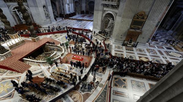 EXCLUSIV. Drumul de 5 ore al pelerinilor care şi-au luat rămas bun de la Papa Francisc