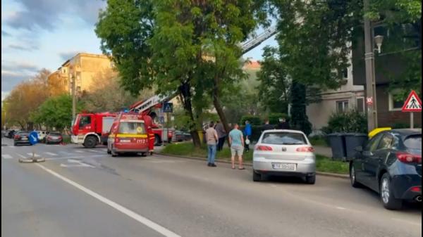 Incendiu într-un bloc din Timișoara. Patru persoane au fost evacuate, iar una a fost dusă de urgență la spital