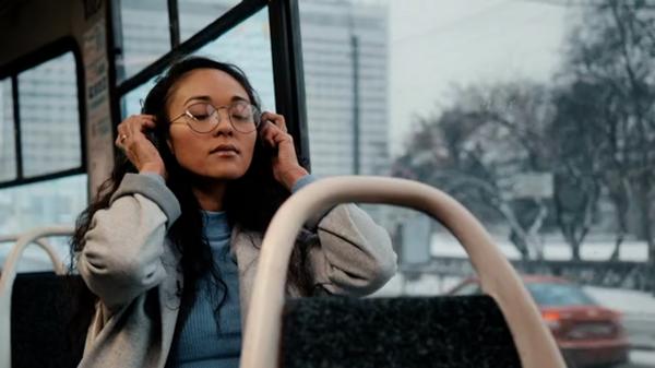 Ţara din Europa unde cei care ascultă muzică fără căşti în autobuz riscă amenzi uriaşe