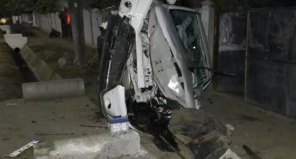 "Bubuitură mare de tot. Am crezut că a căzut tavanul". Băut bine, un şofer din Mehedinţi a ajuns cu maşina în poarta unei case