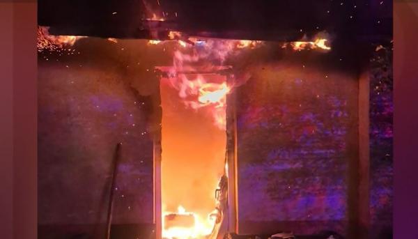 Incendiu puternic la o casă din Iaşi. Pompierii au avut nevoie de două autospeciale de stingere pentru a opri flăcările