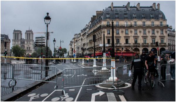 Champs-Élysées, evacuat după ce trecătorii au auzit zgomote de "împuşcături". S-a dovedit că era vorba de un bărbat care dădea cu petarde