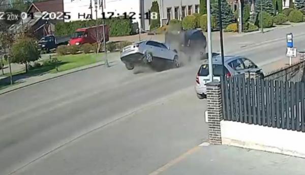Tânăr băut şi fără permis, accident cu Audi în timp ce-l urmărea poliţia. O cameră a filmat impactul frontal înfiorător