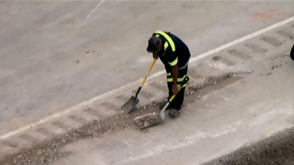 Autostrada pe care banii cad din cer. A "plouat" cu monede, după ce un camion plin cu bănuţi s-a răsturnat