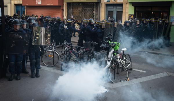 Proteste de amploare de 1 Mai în ţările europene. Oamenii au ieşit în stradă pentru a se plânge de salariile mici. Demonstraţii violente în Franţa şi Turcia