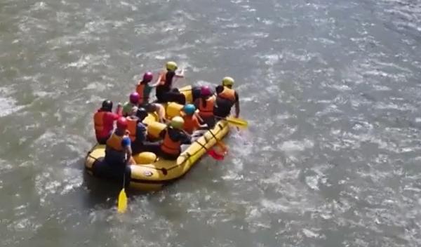 Adrenalină, peisaje și relaxare de 1 Mai. Românii s-au bucurat de rafting, drumeții și plimbări pe Dunăre