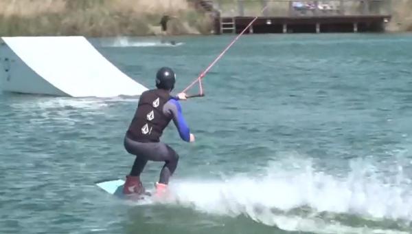 Adrenalină pe lacul Binder din Sibiu. Wakeboardingul atrage tot mai mulți tineri în căutare de senzații tari