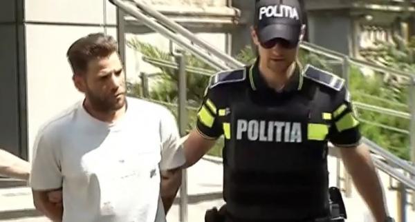 "Aţi înnebunit?". Cine este bărbatul care a amenințat cu cuțitul o femeie și i-a furat mașina. Filmul cursei nebune din Capitală