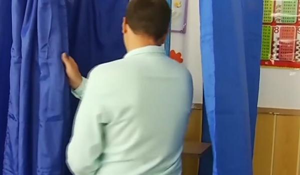 Generaţia digitală la urne. De ce prinde discursul extremist la o parte din tinerii votanți