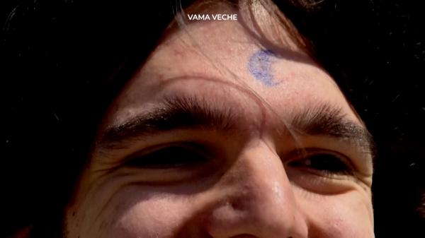 "M-am votat şi pe mine". Motivul pentru care un tânăr de pe litoral şi-a pus ştampila în frunte