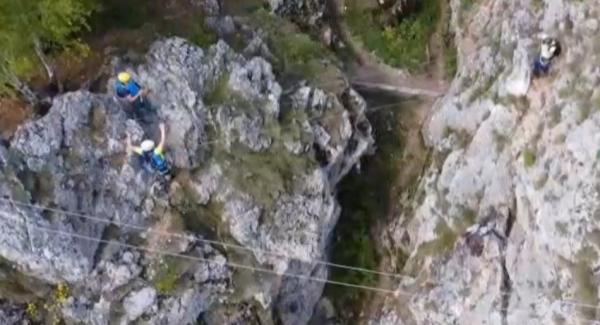 Vacanță cu adrenalină în Cheile Galbenului. Destinația care atrage turiști dornici de aventură