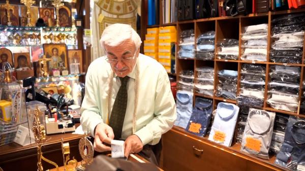 EXCLUSIV. Croitorul care a confecţionat sutane pentru 3 papi diferiţi: "Am clienţi şi din România"