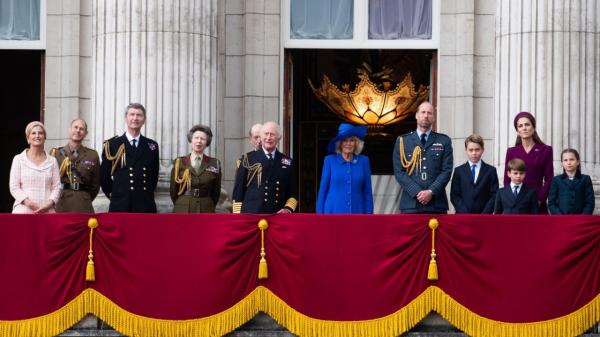 Ceremonii grandioase de Ziua Victoriei. La Londra, peste 1.300 de militari au mărşăluit până la Palatul Buckingham. Apariţia familiei regale
