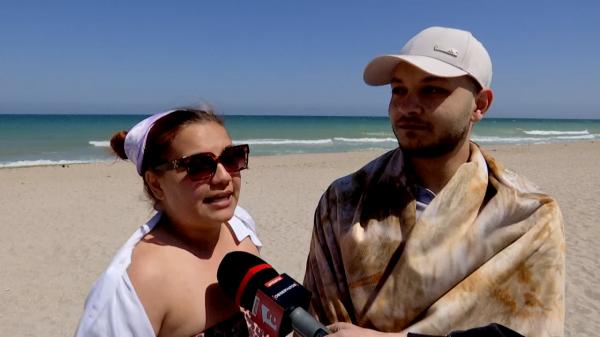 "Ceapă verde cu slănină". Picnic tradiţional pe plaja din Vama Veche. Turiştii au venit pregătiţi cu provizii