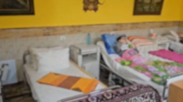 "Nu am sesizat dacă mai are ochi". Imagini crunte dintr-un azil al groazei descoperit la Botoşani. Pacienţii ar fi primit medicamente şi alimente expirate