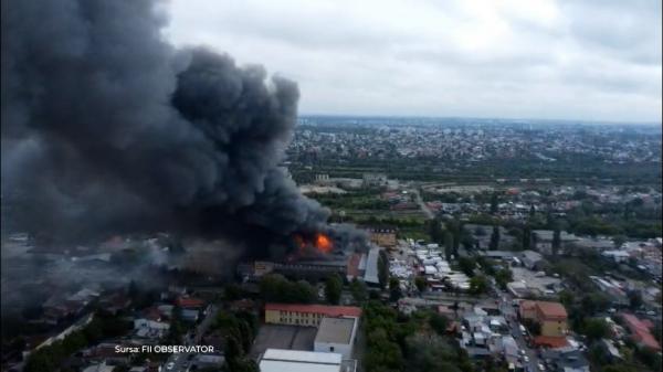 Incendiu în Giuleşti. A ars un depozit de construcţii, coloana de fum s-a văzut din toată Capitala: pompierii s-au temut de o explozie violentă