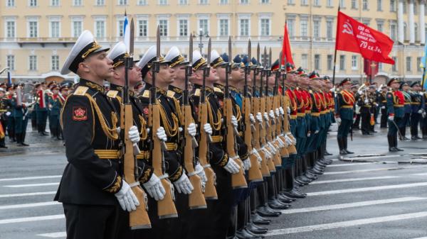 Ucraina ameninţă că va ataca parada de Ziua Victoriei de la Moscova. Rusia ar fi încălcat armistiţiul de pe front