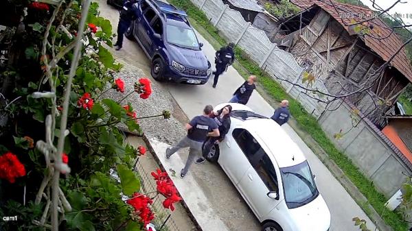 Mascații au intrat din greșeală peste un bătrân de 67 de ani din Mehedinți. I-au rupt mâna, apoi și-au dat seama că au greșit suspectul