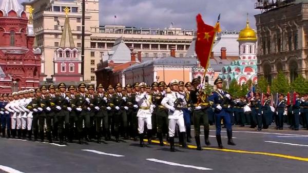 Momentul în care armata chineză defilează în Piața Roșie, sub privirile lui Putin și Xi, în ciuda avertismentelor lansate de Ucraina