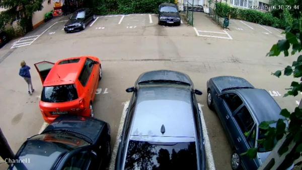 Momentul în care o şoferiţă din Buzău greşeşte o parcare simplă, de două ori. Cum a reacţionat femeia după ce a văzut ce-a făcut