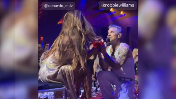 Momentul în care Robbie Williams îi cântă în genunchi Mădălinei Ghenea, la petrecerea aniversară a lui Leonardo Maria del Vecchio