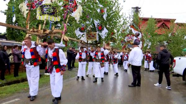 Obicei vechi de sute de ani, păstrat cu sfinţenie în Maramureş. Florin, purtat în alai și spălat după datină