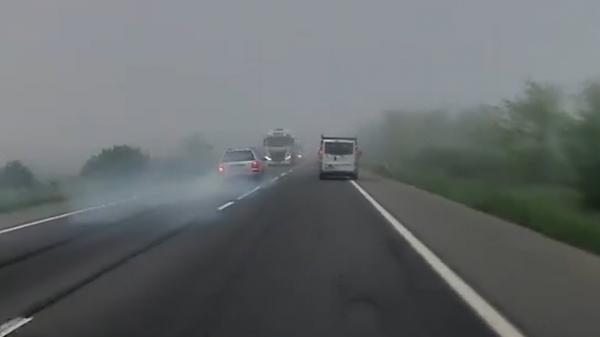 Momentul șocant în care un șofer intră în depășire și evită moartea în ultima secundă, pe o șosea din Cluj. A frânat până a ieșit fum din roți