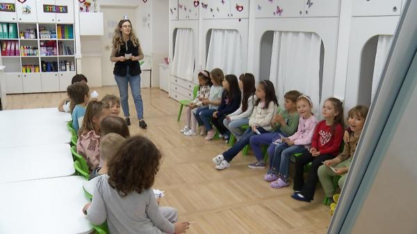 Au început înscrierile la școlile de vară din Capitală. Cei care nu prind loc la stat, plătesc chiar și 1.000 de euro pe lună la privat